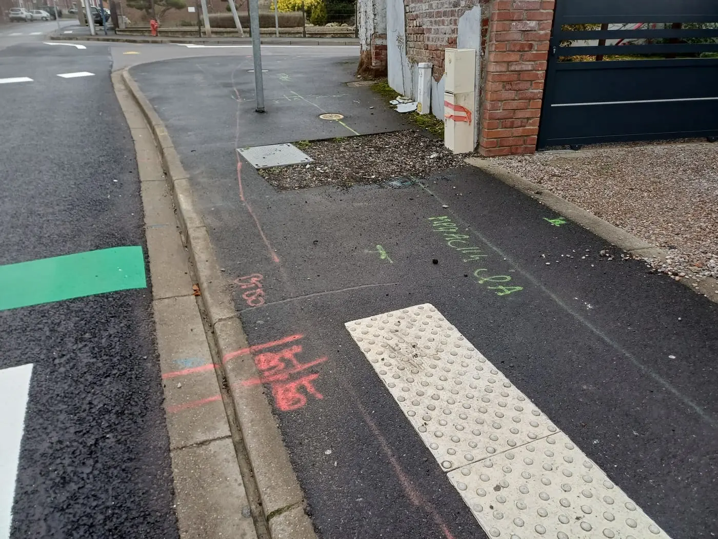 Marquage-piquetage de réseaux électriques et de gaz sur un trottoir lors d'une formation AIPR.