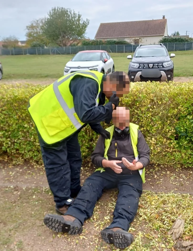 Apprenant simulant une alerte aux secours auprès d'un collègue accidenté lors d'une formation à l'autonomie sur chantier.
