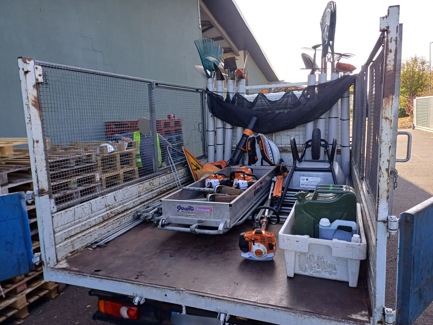 Fourgon organisé et chargé avec le matériel nécessaire avant le départ sur un chantier d'espaces verts.