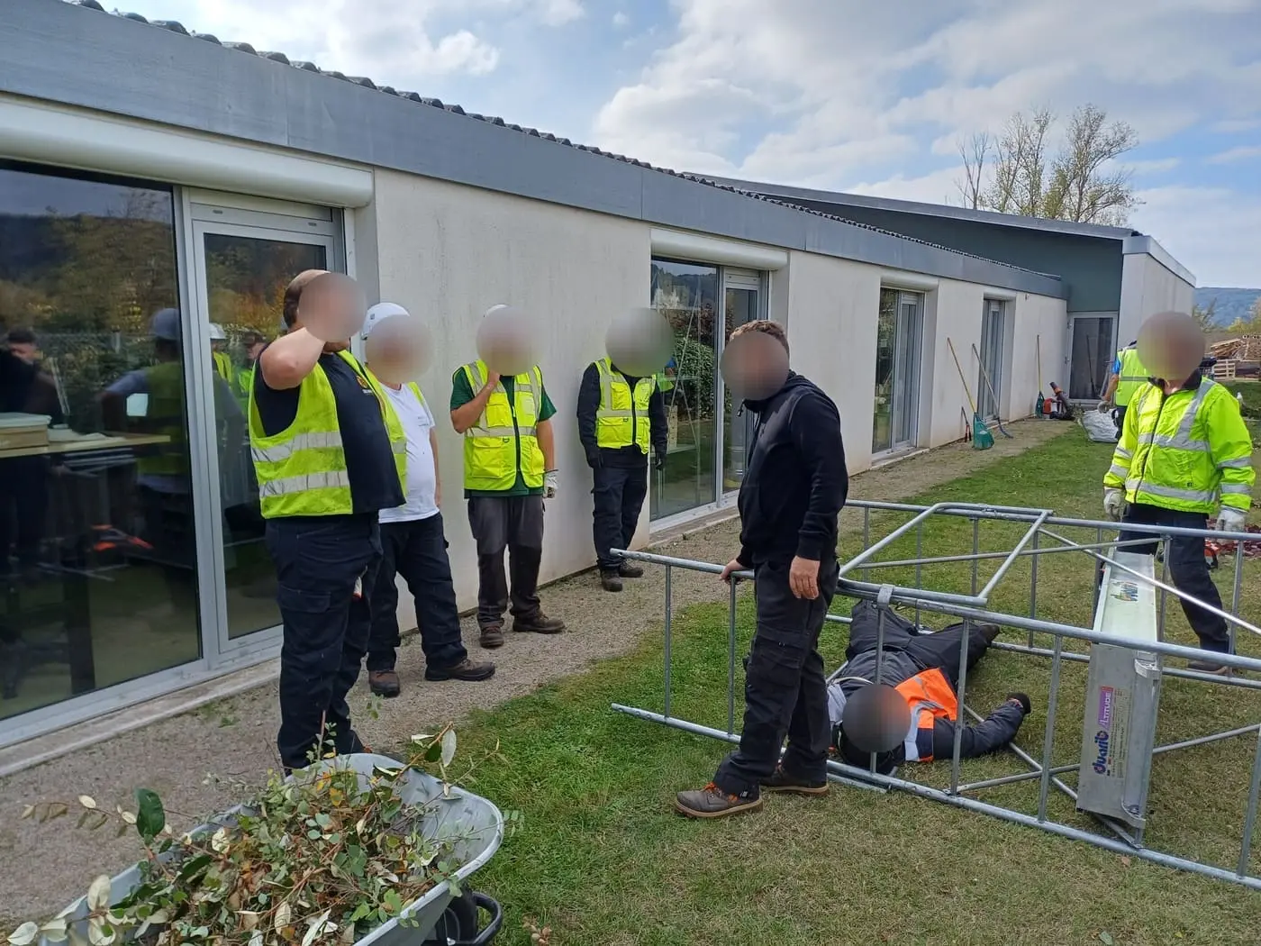 Simulation d'un accident avec renversement d'un échafaudage lors d'une formation à l'autonomie sur chantier.