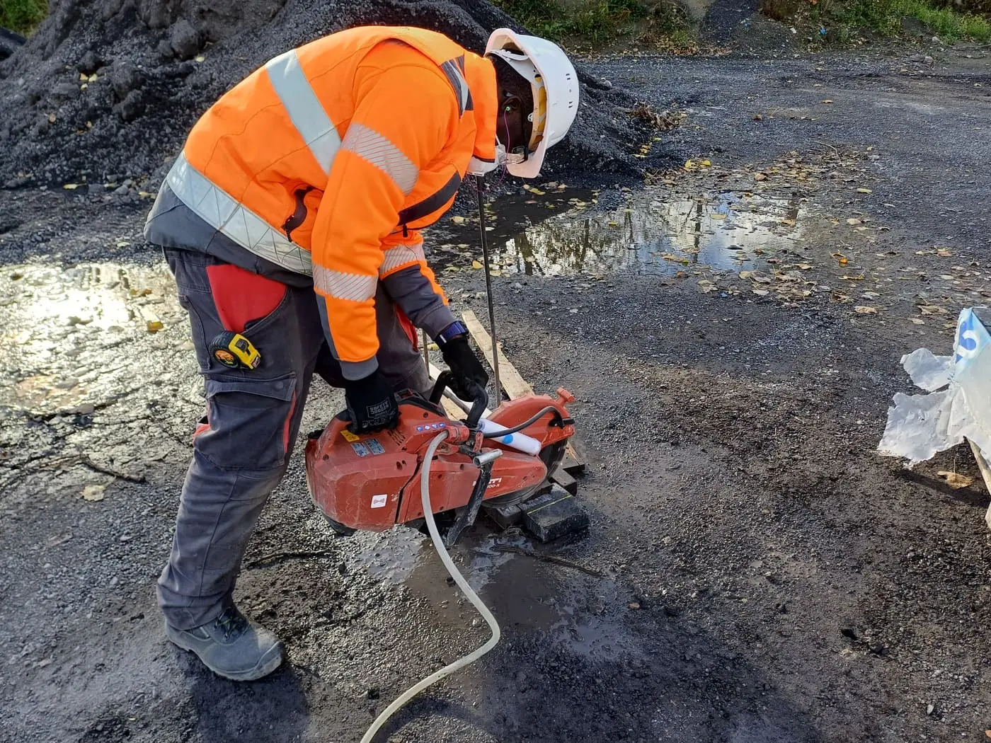 Apprenant utilisant une découpeuse à matériaux lors d'une formation à l'utilisation des outils en sécurité.