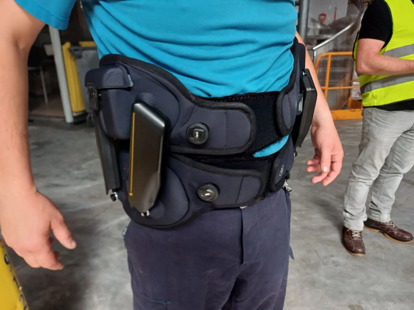 Salarié utilisant un exosquelette dans le cadre d'une formation à la prévention des TMS.