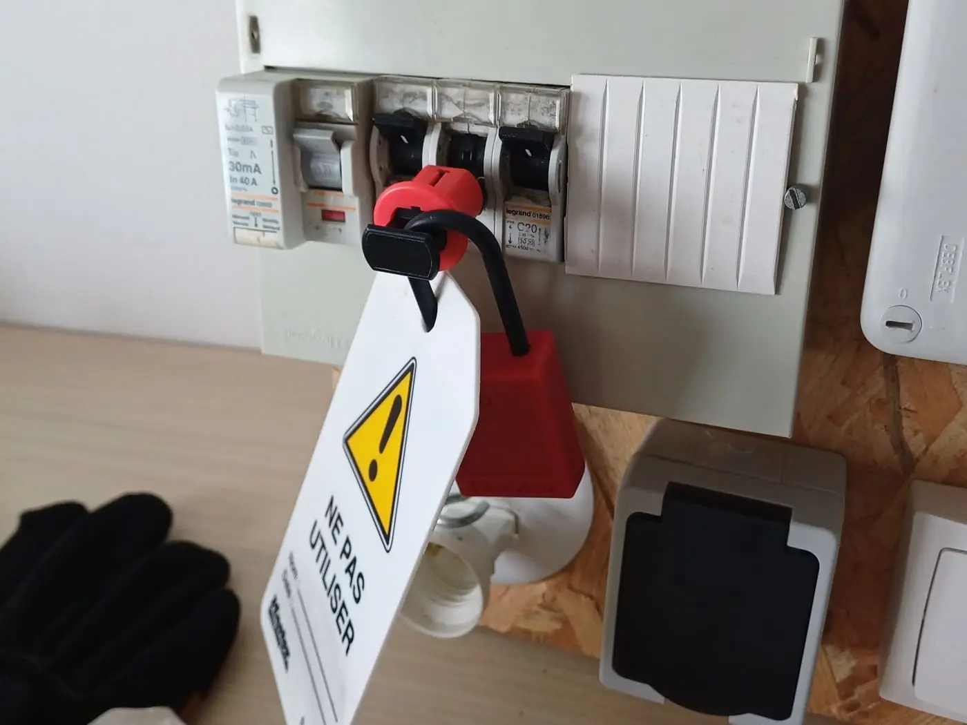 Tableau électrique consigné dans le cadre d'une formation à la prévention du risque électrique.
