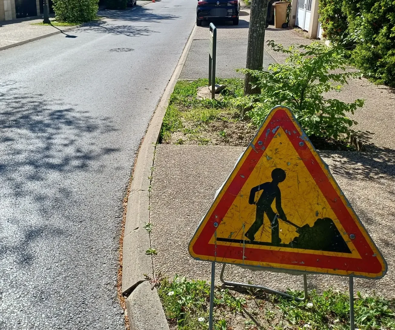 Panneau AK5 installé sur la chaussée lors d'une formation à la signalisation temporaire de chantier.