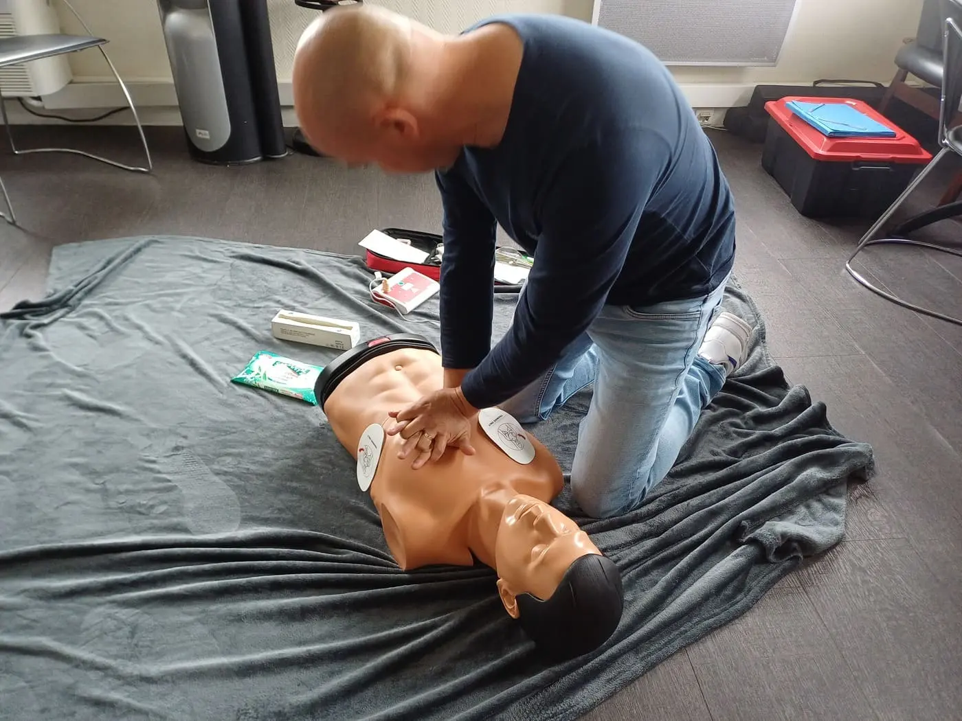 Apprenant réalisant des compressions thoraciques sur un mannequin lors d'une formation SST.