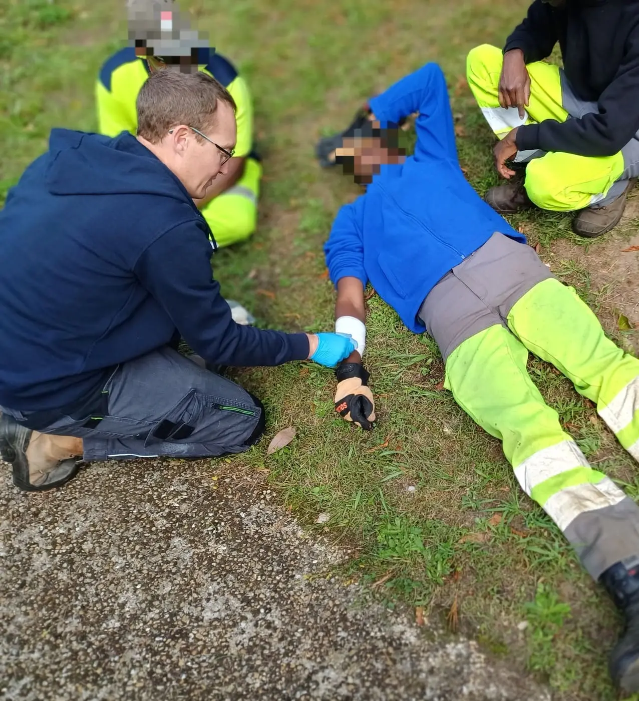 Simulation d'un saignement abondant lors d'une formation à la taille de haies et d'arbustes.